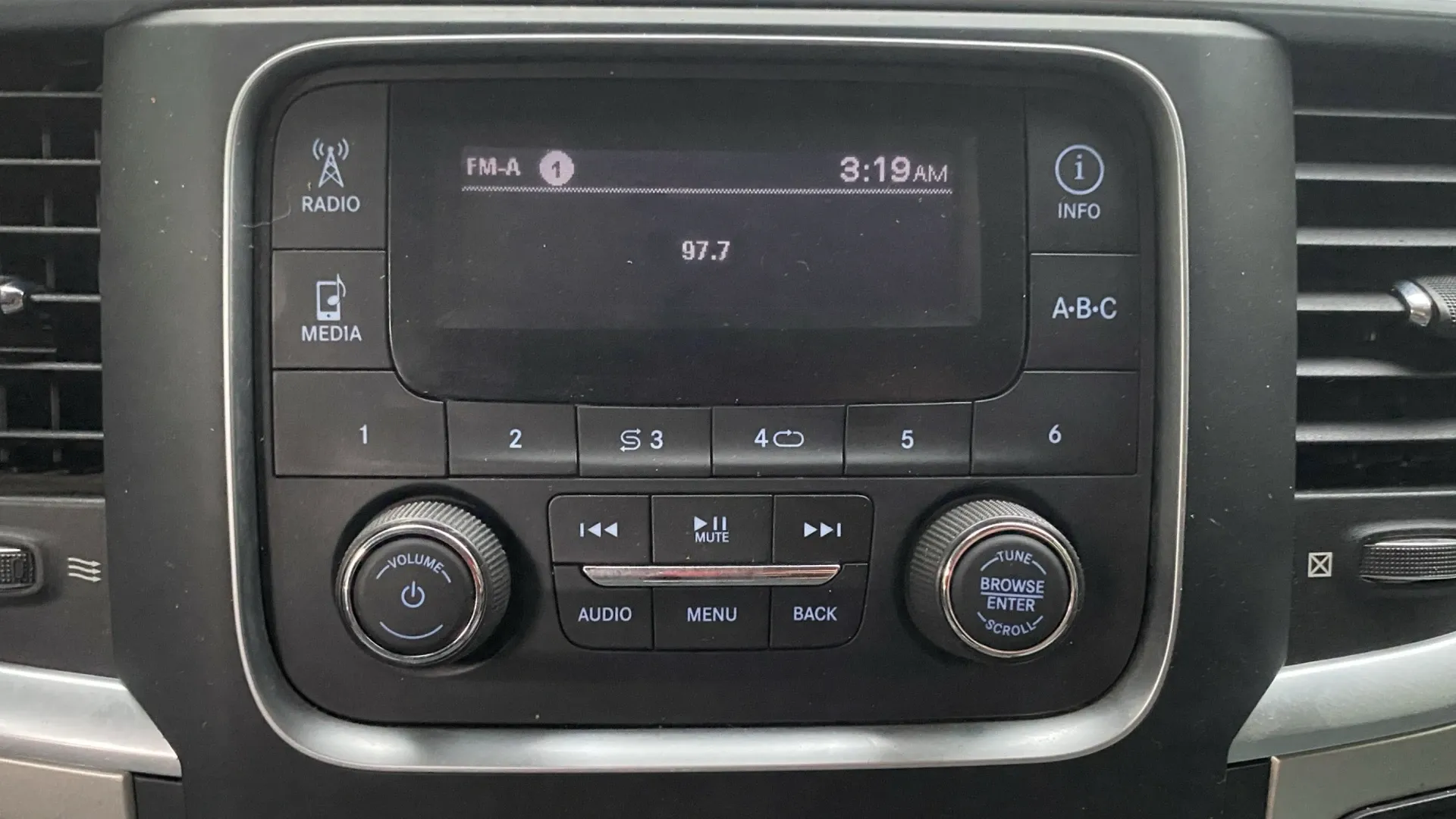 DODGE RAM 2020	1500 CREW CAB SLT 4X2 (CDV) image 29