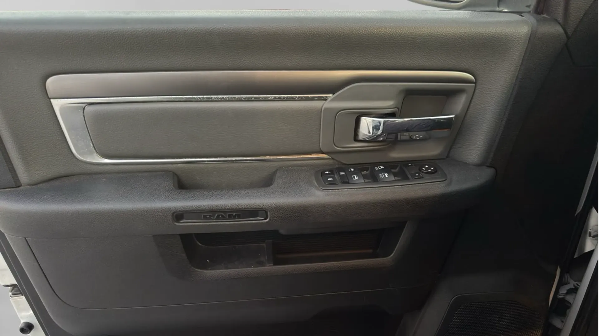 RAM 1500 CREW CAB SLT 4X4 MMA image 18